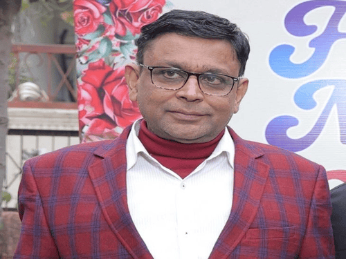 रोहतक के DIPRO संजीव सैनी को सस्पेंड कर दिया गया है। सीएम सैनी की रैली में माइक बंद हो गया था, जिसके बाद कार्रवाई हुई। - Dainik Bhaskar