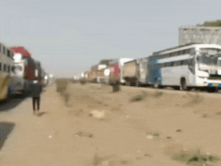 बेला से सतना रोड पर भी वाहनों की लंबी कतारें लगी हैं।