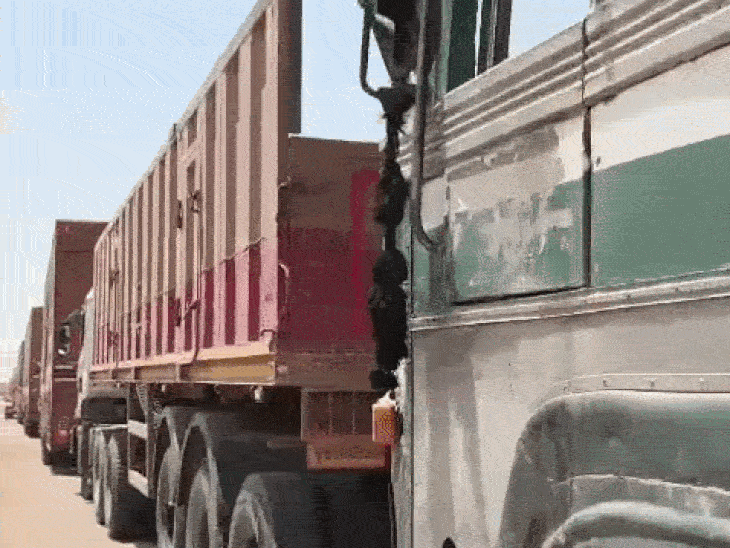 सड़क के दोनों तरफ खड़े ट्रकों के चलते छोटे वाहनों को निकलने में परेशानी हो रही।