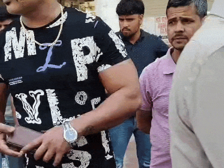 ये तस्वीर विधायक के बेटे की है। गाड़ी से टक्कर मारने के बाद विवाद।