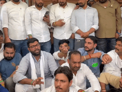 वीसी ऑफिस पर धरना देकर बैठे दिग्विजय चौटाला और जजपा कार्यकर्ता।