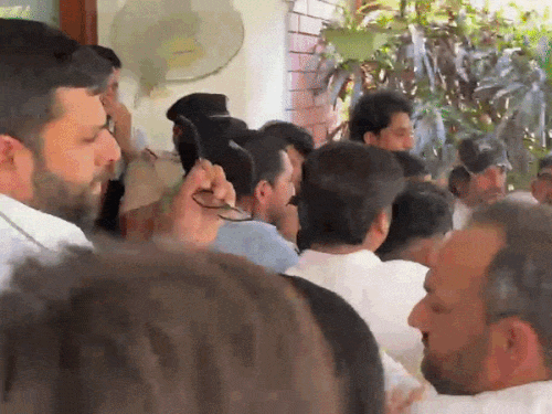 प्रदर्शनकारी छात्रों और जजपा कार्यकर्ताओं की पुलिस से होती झड़प।