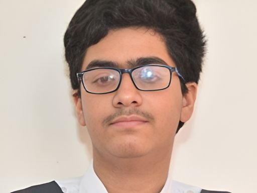 जानकीदास कपूर पब्लिक स्कूल के मनन वाधवा ने 100 प्रतिशत अंक प्राप्त कर इतिहास रचा।