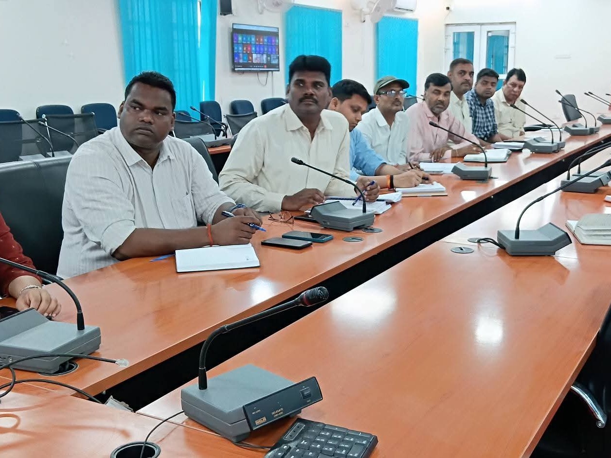 बैठक में मौजूद पदाधिकारी।