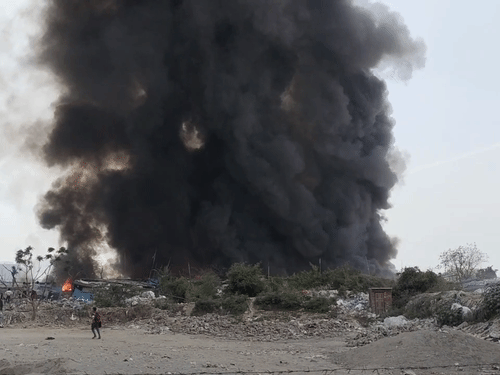 गाजियाबाद में गुरुवार दोपहर आग लग गई। कुछ ही मिनटों में आग ने विकराल रूप ले लिया।