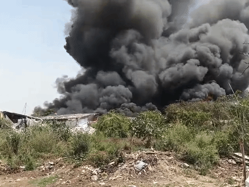 आग इतनी भीषण है कि धुएं का गुबार करीब 10 किलोमीटर दूर तक दिखाई दे रहा है।