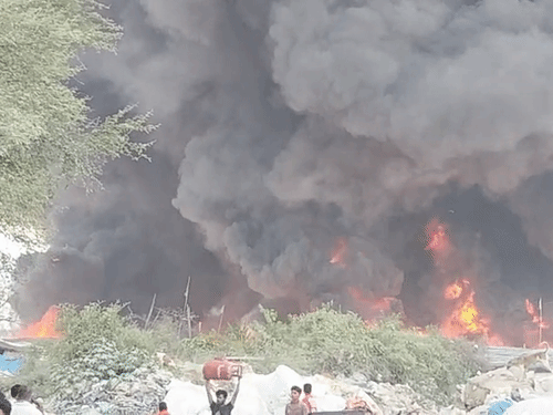 मौके पर अफरा-तफरी का माहौल है। लोग अपने घरों का सामान और गैस सिलेंडर लेकर भागते नजर आए।