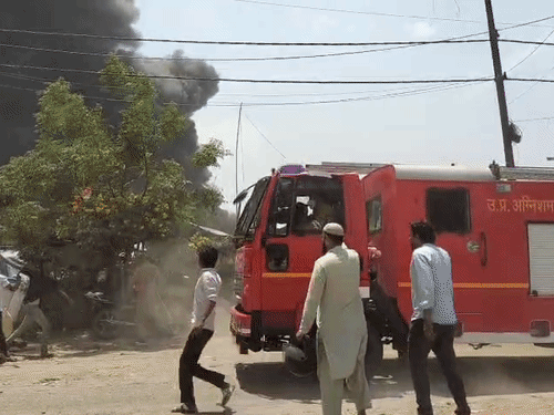 फायर ब्रिगेड की आठ गाड़ियां आग बुझाने में जुटी हुई हैं।