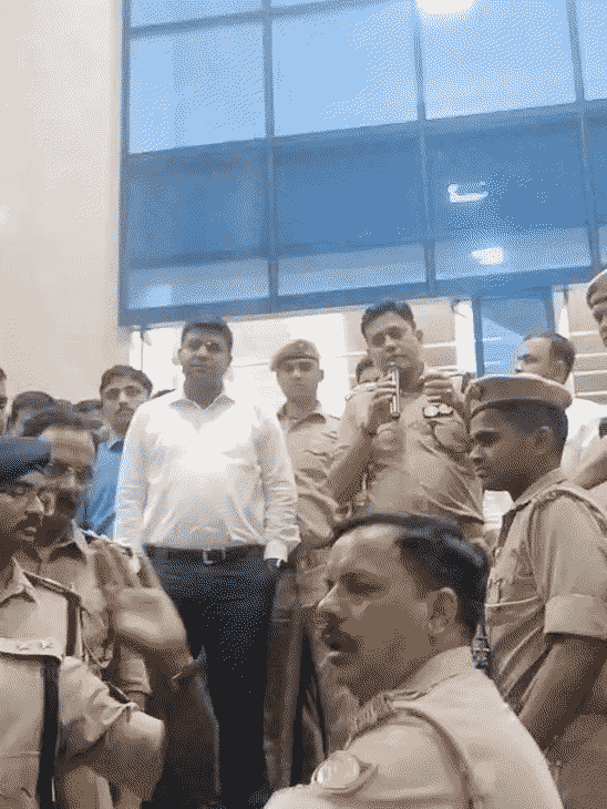 देर रात करीब 9 डीएम दीपक मीणा और एसएसपी डॉ कौस्तुभ पहुंचे
