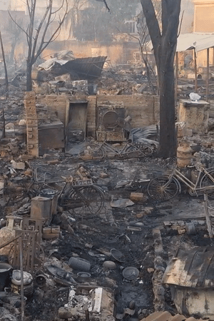 झोपड़ी वाली जगह पूरी तरह खंडहर में तब्दील हो चुकी है। सामान का सिर्फ ढांचा ही बचा है।