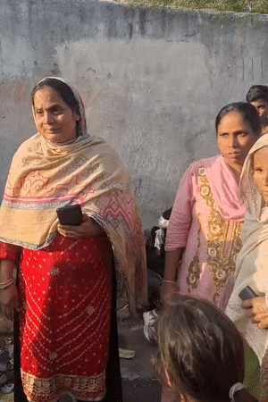 आग से प्रभावित लोग अगली सुबह गुरुवार को अपनी झोपड़ियां देखने पहुंच गए। महिलाएं रोते हुए कहती रहीं कि उनके घरों को जानबूझकर आग लगाई गई है।