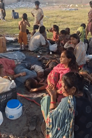 अग्निकांड वाली जगह के बगल के प्लॉट पर कई प्रभावित परिवार रातभर रुके।