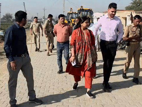 मौके पर SDM और नायब तहसीलदार मौजूद रहे। 5 थानों की पुलिस फोर्स और एक कंपनी PAC तैनात है।