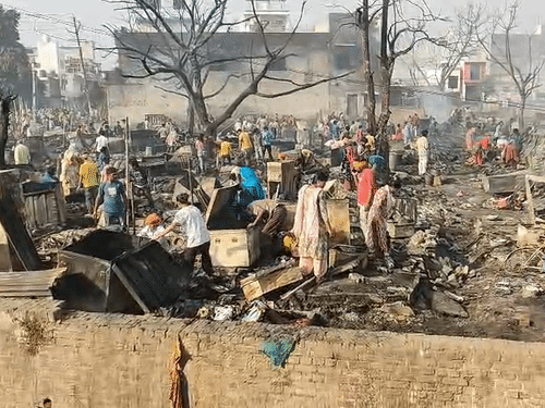 गुरुवार सुबह प्रभावित लोग झोपड़ियों वाली जगह पर पहुंचे। आग से बचा सामान तलाश रहे हैं।