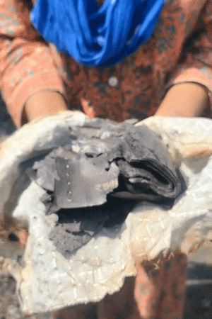 एक महिला की झोपड़ी में रखी 500-500 रुपए के नोटों की गड्डी जल गई। महिला का दावा है कि डेढ़ लाख रुपए थे। कुछ मिले लेकिन राख के रूप में।