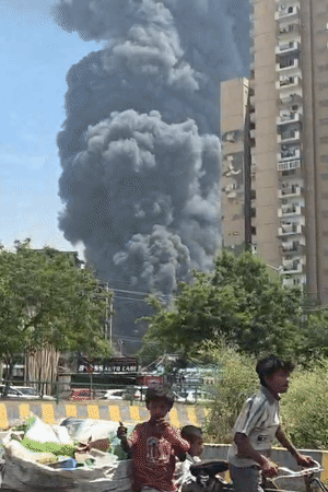 आग की लपटें और धुएं का गुबार देखकर इलाके में दहशत का माहौल है। आसपास की बिल्डिंग को खाली कराया जा रहा है।