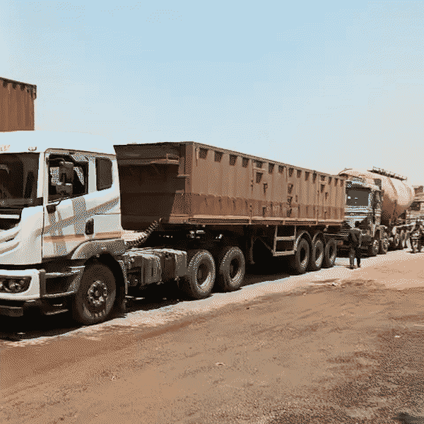 हजारों भारी वाहन रात से सड़क के दोनों ओर खड़े हैं, जिससे आवागमन बाधित है।