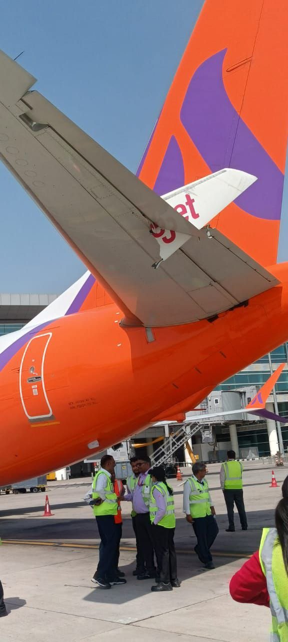 हादसे के बाद एयरपोर्ट सुरक्षा कर्मी और स्टाफ मौके पर पहुंचे।