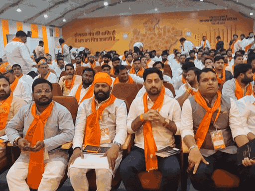 बीजेपी बैठक के दौरान कार्यकर्ता।