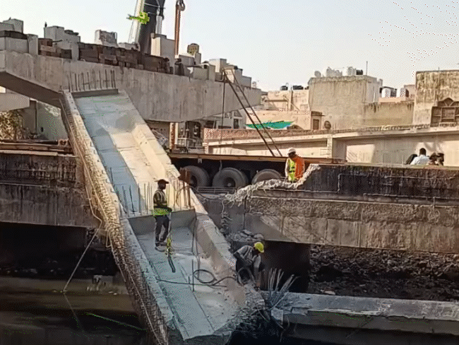 गर्डर के गिरने के दौरान वहां मजदूर काम कर रहे थे।