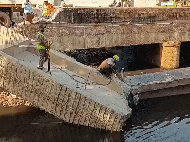 सीमेंट का गर्डर सीधे नीचे की ओर गिरा है।