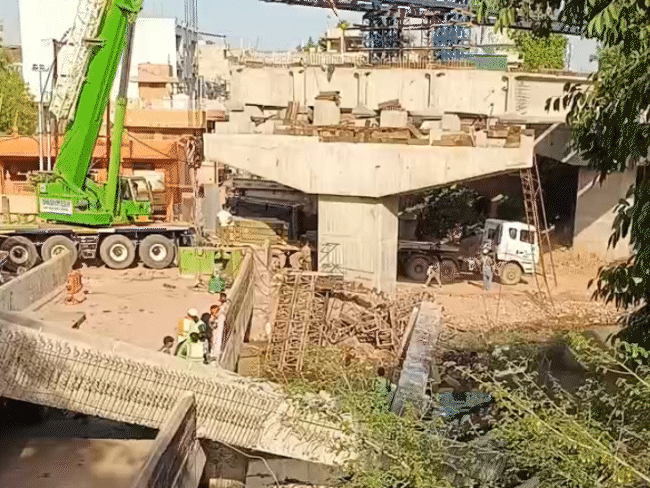 आसपास चल रहा निर्माण कार्य।