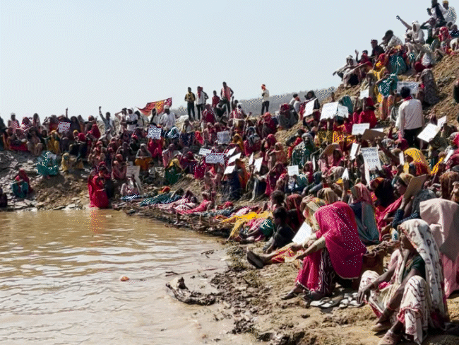 प्रदर्शन में बड़ी तादाद में प्रभावित शामिल हो रहे हैं।