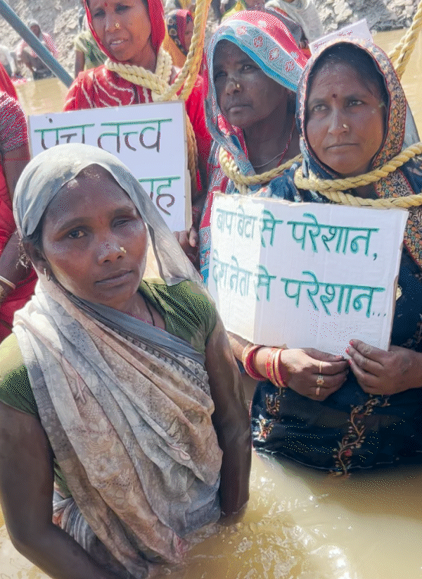 महिलाएं भी प्रदर्शन के दौरान पानी में खड़ी नजर आईं।