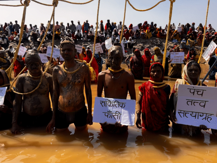 प्रभावितों ने सांकेतिक फांसी लगाकर प्रदर्शन किया।