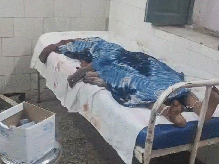 घायल महिला को अस्पताल में भर्ती कराया गया। गंभीर चोट आई है।