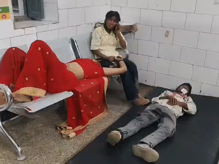 घायलों को बेड नहीं मिलने पर जमीन पर लिटाया गया।