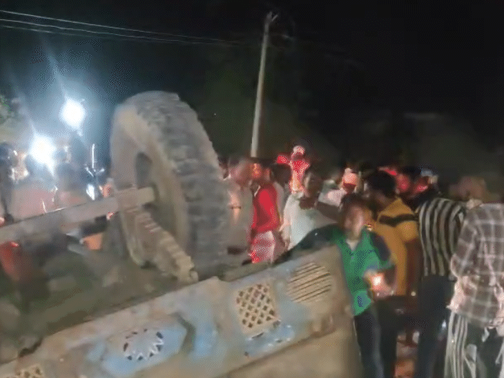 ट्रैक्टर ट्रॉली पलटने से मौके पर मची चीख पुकार।