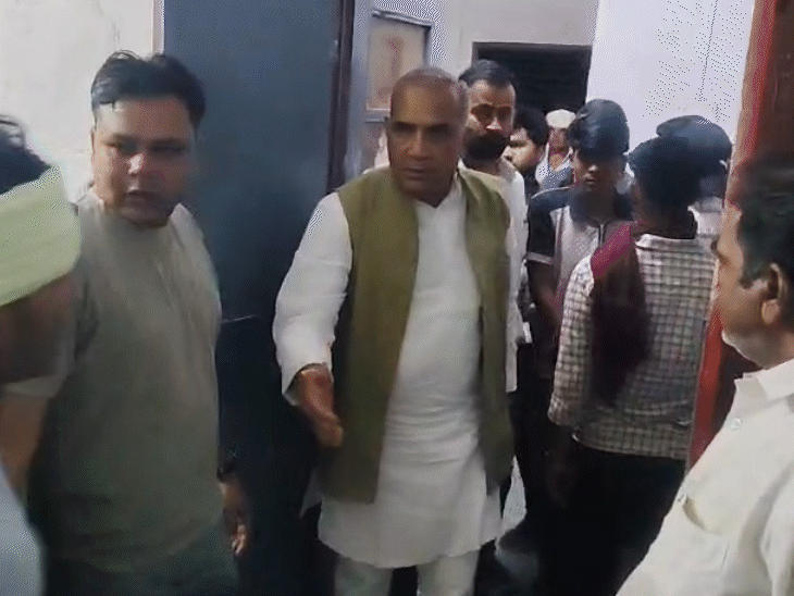 हादसे की जानकारी मिलते ही पूर्व वनमंत्री रामनिवास रावत मौके पर पहुंचे।