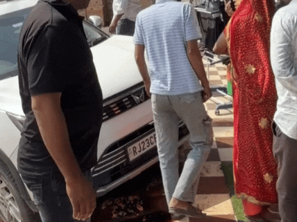 चबूतरे के भिड़ने की वजह से गाड़ी का आगे का हिस्सा क्षतिग्रस्त हो गया।