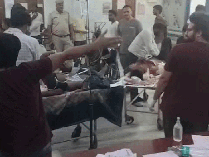 हादसे में घायल लोगों को न्यू मेडिकल कॉलेज अस्पताल में एडमिट कराया गया है। कई लोगों को सिर में गंभीर चोट आई है।