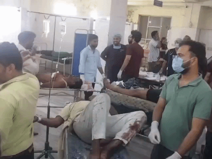 बस के पैसेंजर्स ने बताया कि हादसे के समय अधिकतर लोग सो रहे थे। जैसे ही बस पलटी लोग सीटों के नीचे दब गए।