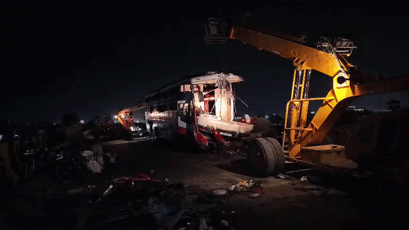 करीब ढाई घंटे तक चले रेस्क्यू ऑपरेशन के बाद बस को क्रेन से सड़क से हटाया गया।