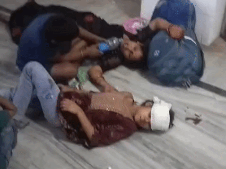 हादसे में कई बच्चों को भी चोटें लगी हैं। मेडिकल कॉलेज के डॉक्टर्स ने बताया कि अधिकतर घायलों की स्थिति गंभीर नहीं है।