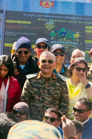 सीडीएस अनिल चौहान लोगों के साथ फोटो खिंचवाते हुए।