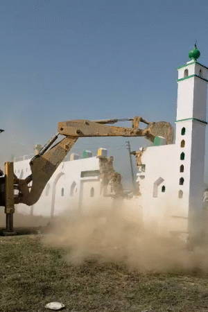 इमामबाड़ा गिरा दिया गया है। अब मलबा उठाने का काम चल रहा है।