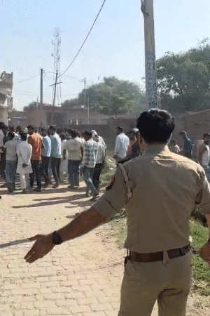 बुलडोजर कार्रवाई के दौरान मौके पर गांव के लोग जुट गए, लेकिन अफसरों ने उन्हें हटा दिया।