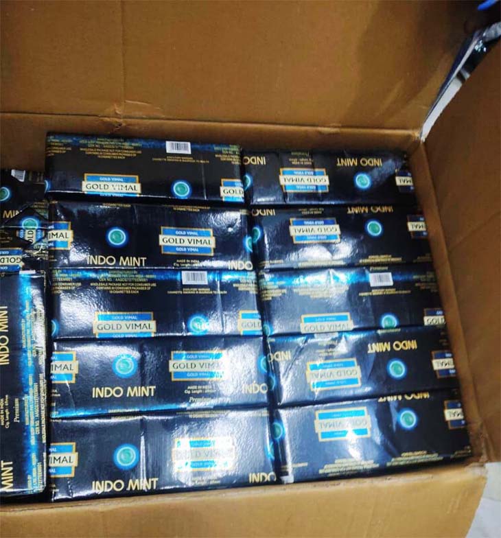 असली ब्रांड सिगरेट से मिलते-जुलते नकली सिगरेट काफी मात्रा में जब्त किए गए