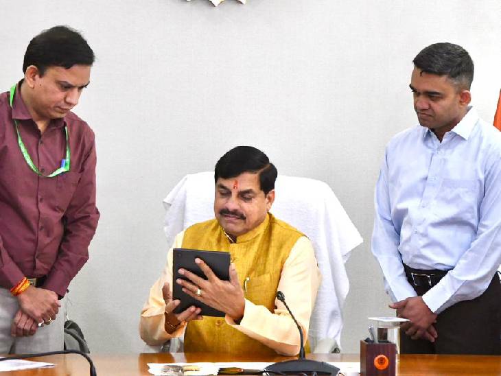 स्व-गणना पत्रक भरते हुए मुख्यमंत्री डॉ. मोहन यादव।