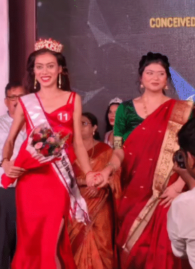 मिसेज इंडिया 2026 के ताज के साथ स्टेज पर कैटवॉक करतीं अपूर्वा वर्मा।