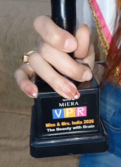 मिसेज इंडिया 2026 की ट्रॉफी के साथ अपूर्वा वर्मा।