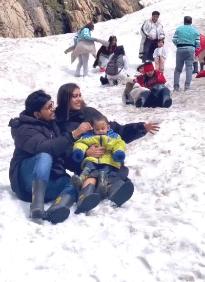 पति और बेटी के साथ अपूर्वा वर्मा।