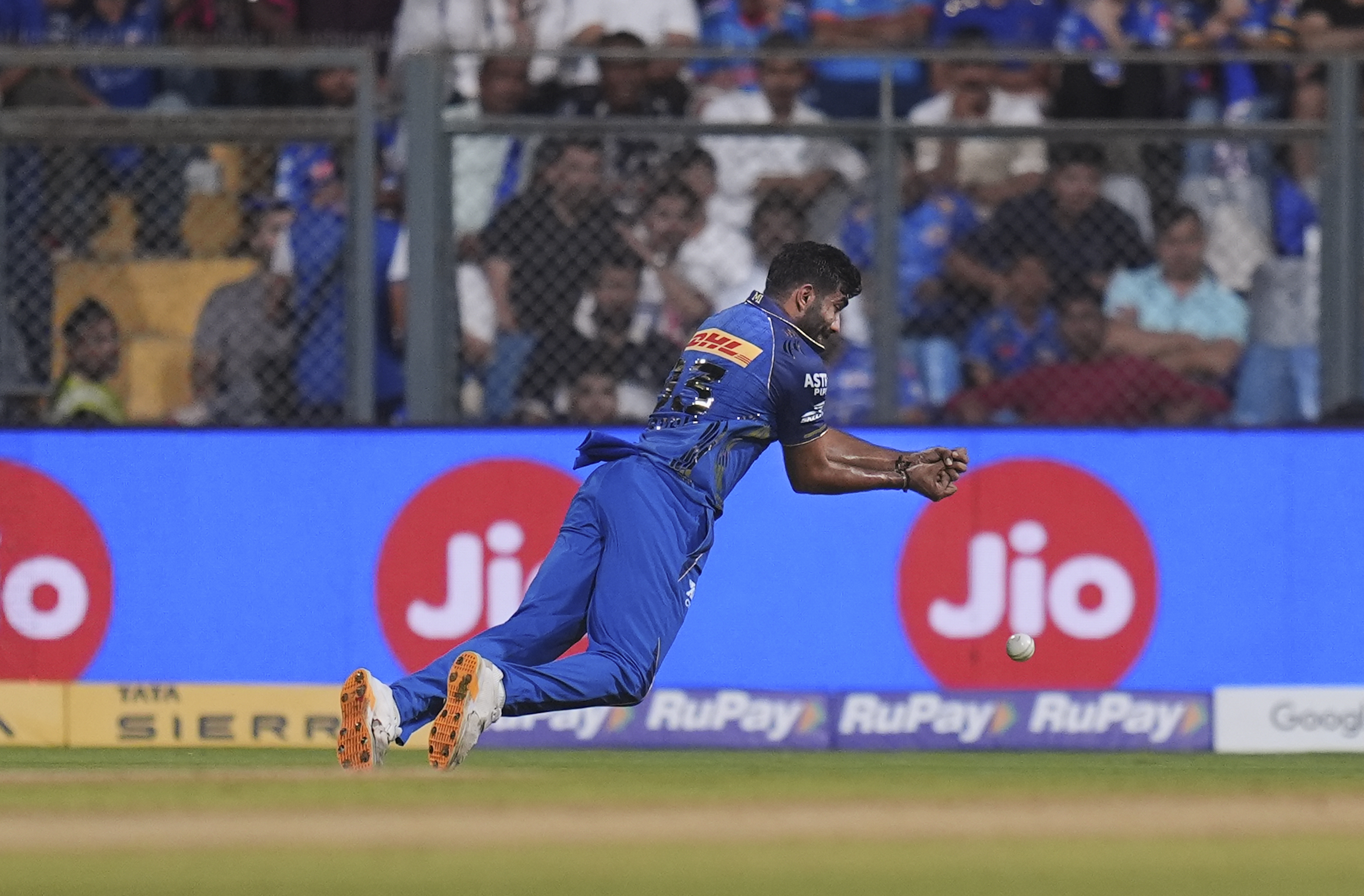 बुमराह ने 11 रन पर प्रभसिमरन को जीवनदान दिया।