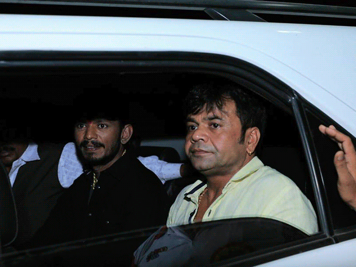 फिल्म स्टार राजपाल यादव के साथ प्रभु भाई सोलंकी (काली शर्ट में)