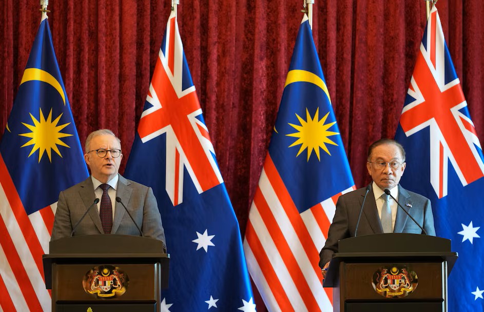 ऑस्ट्रेलिया के प्रधानमंत्री एंथनी अल्बनीज (बाएं) और मलेशिया के प्रधानमंत्री अनवर इब्राहिम गुरुवार को संयुक्त प्रेस कॉन्फ्रेंस के दौरान।
