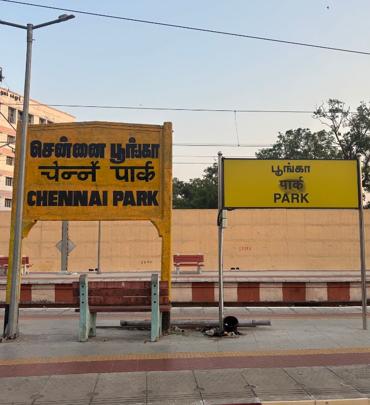 चेन्नई पार्क रेलवे स्टेशन के हिंदी में लिखे नाम से ब्लैक स्प्रे साफ कर दिया गया है, लेकिन इसके निशान अब भी बाकी हैं।